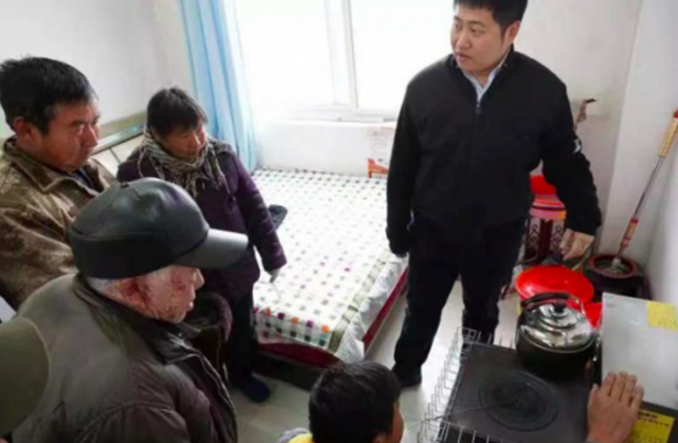 周宇光老師現場指導爐具使用事項