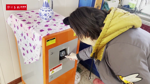 牧民在調試電暖氣溫度