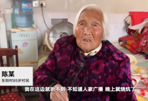 吊炕被封之后，老人只能穿著厚衣服睡覺。