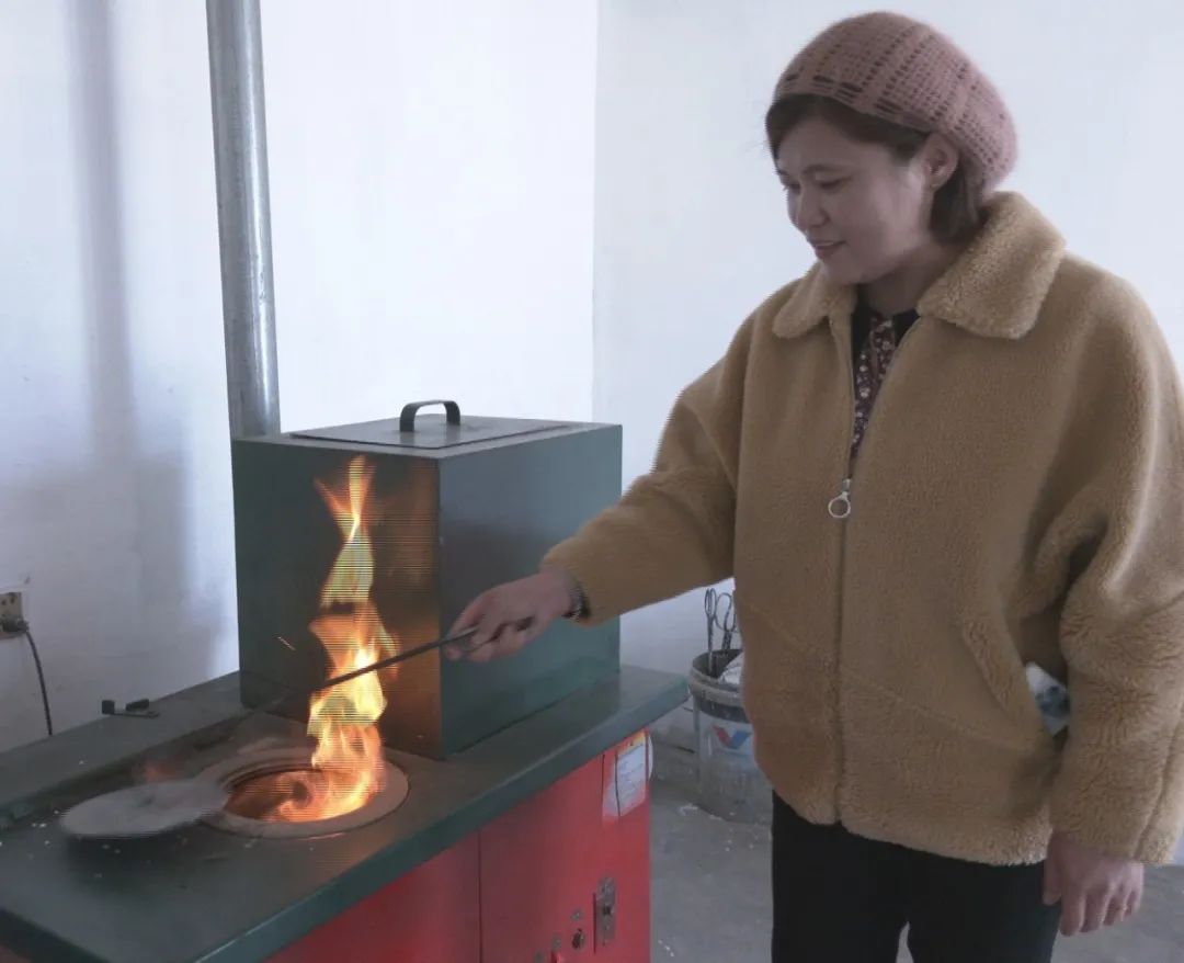 自從燒了生物質(zhì)爐具以后，煤炭鍋爐一點(diǎn)也不想燒