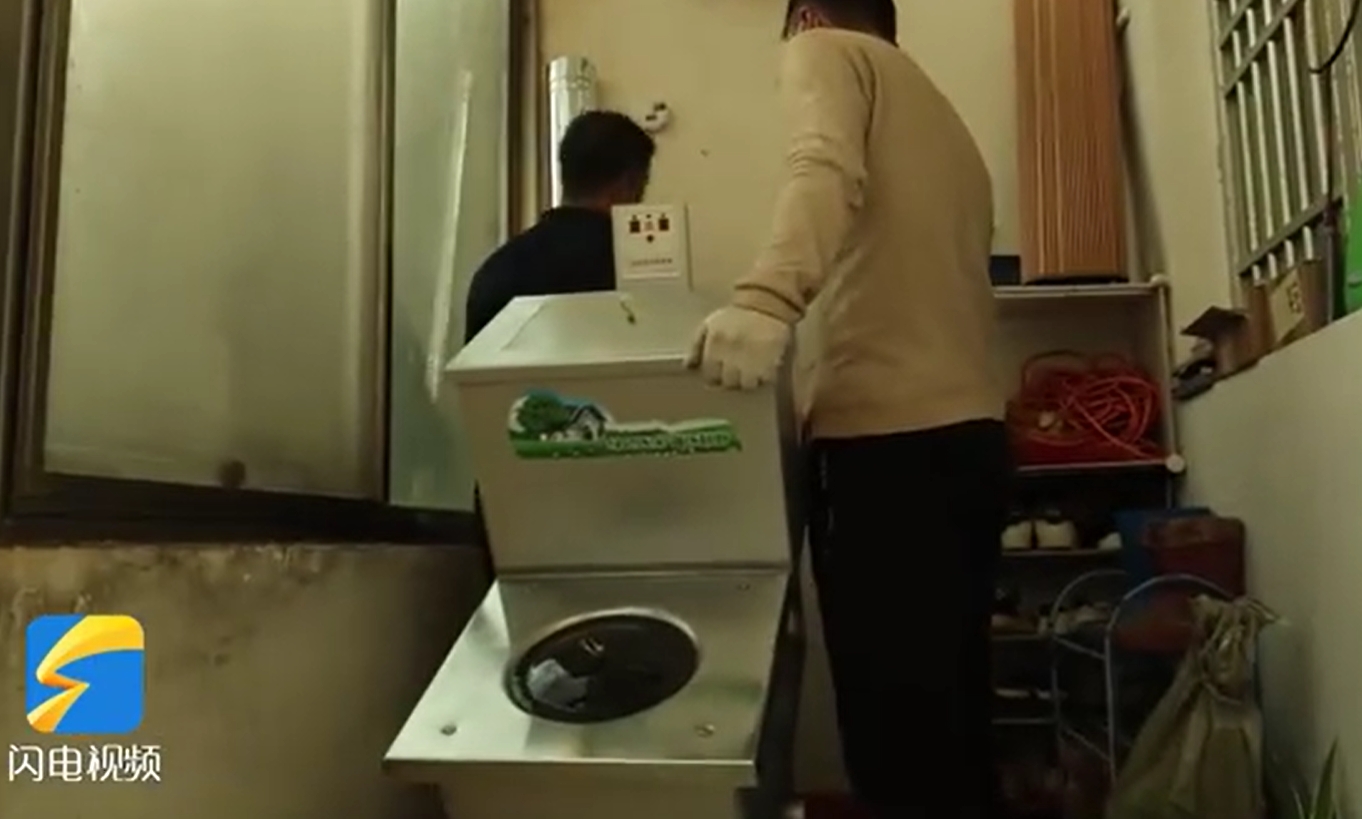 技術工人正在為村民安裝嶄新的生物質地炊事水暖爐